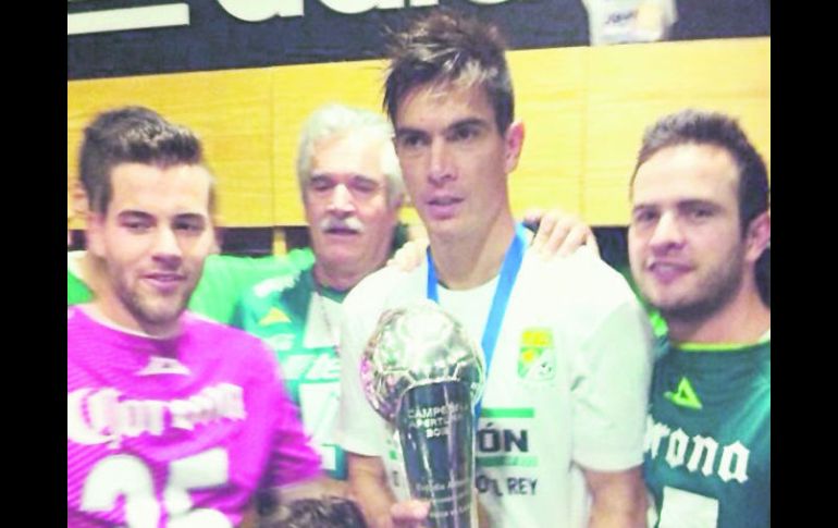 En los vestidores Ignacio Gonzalez con el trofeo acompañado de su familia. Atrás, de cabello blanco, su padre Ignacio González Romero ESPECIAL /