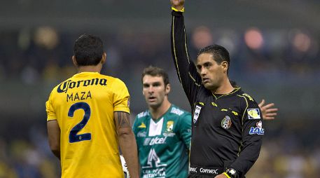 García Orozco sacó la tarjeta roja a Rodríguez y después el defensa reaccionó aventándole la pelota. MEXSPORT /