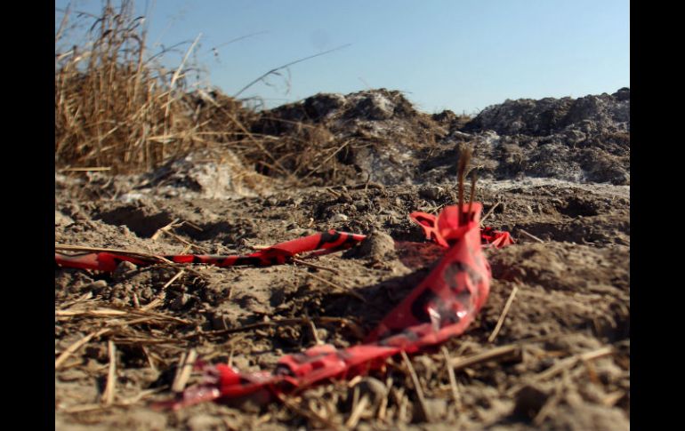 Los cordones rojos en la zona de alerta yacen en el piso.  /
