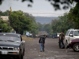 Una camioneta de las que dejaron presentaba abolladuras por probables esquirlas de granada e impactos de bala. AP /