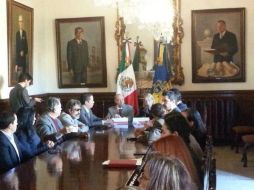 Momento de la firma del convenio en el salón de ex gobernadores de Palacio de Gobierno. Foto: @ProcSocJal. ESPECIAL /