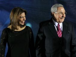 Raúl Castro (d) y su homóloga de Costa Rica, Laura Chinchilla (i) durante la toma de la foto de familia. EFE /