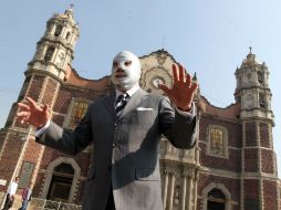 El Hijo del Santo organizó la ceremonia para homenajear al Enmascarado de Plata. NTX /