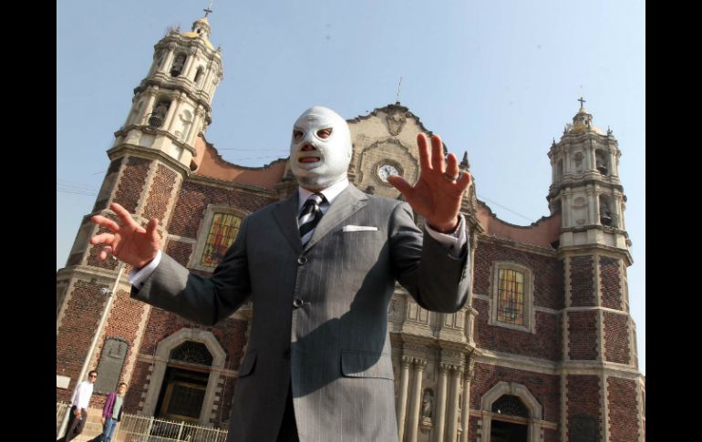 El Hijo del Santo organizó la ceremonia para homenajear al Enmascarado de Plata. NTX /