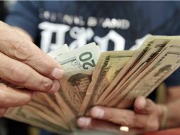 La divisa estadounidense se adquiere en un precio mínimo de 12.83 pesos. ARCHIVO /