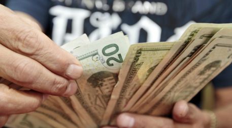 La divisa estadounidense se adquiere en un precio mínimo de 12.83 pesos. ARCHIVO /