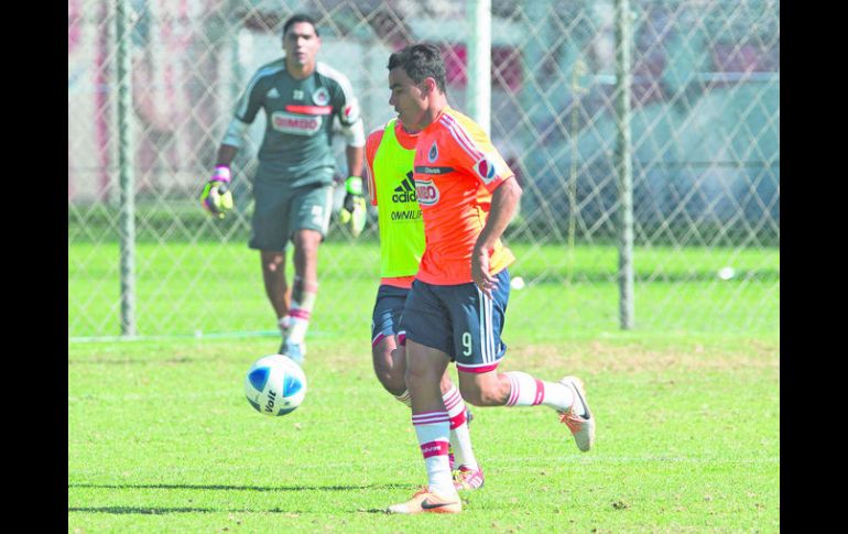 Con problemas. El capitán del Guadalajara, Omar Bravo, mostró molestias en el entrenamiento de ayer.  /