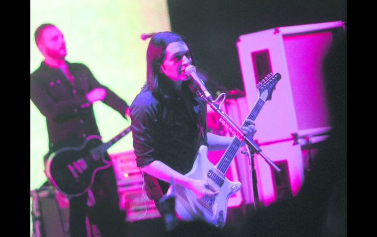 El vocalista Brian Molko puso a cantar a los dos mil 300 seguidores que acudieron al teatro de la Avenida 16 de Septiembre.  /