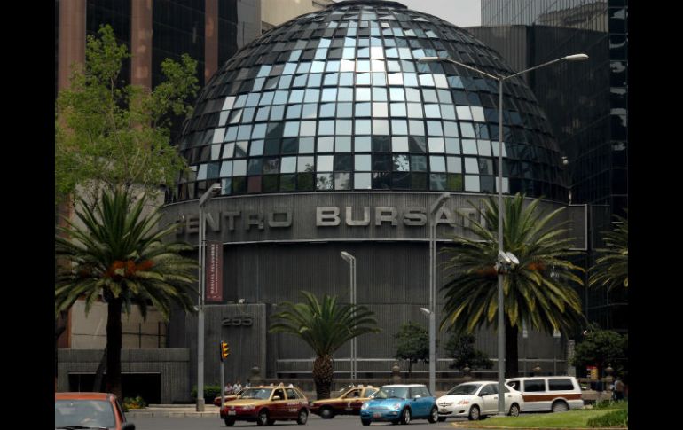 El peso inicia la sesión con una depreciación de 0.27 por ciento, cotizando alrededor de 13.09 pesos por dólar. ARCHIVO /