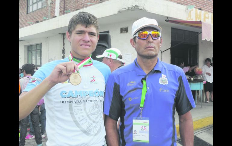 Ricardo Villalobos posa junto a su padre Juan Francisco, luego de conseguir una medalla en la Olimpiada Nacional. ESPECIAL /