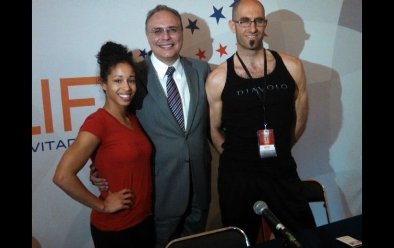 La bailarina Shauna Martínez, el director del Festival de Mayo, Alejandro Matos, y el bailarín Jones Welsh.  /