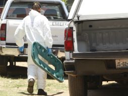 Personal de ciencias forenses acudió a realizar el levantamiento del cadáver. ARCHIVO /