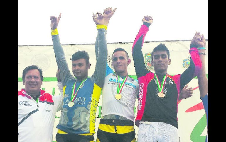 Cristopher Mireles (centro) se colgó el oro en la prueba contrarreloj de la Olimpiada Nacional, la cual fue su última edición. ESPECIAL /