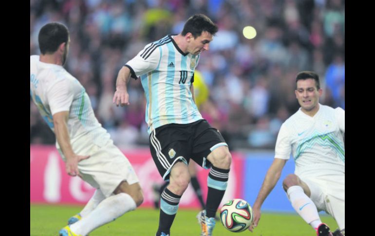 Lionel Messi salió del banquillo de suplentes para redondear la despedida de la Albiceleste de tierras argentinas. AFP /