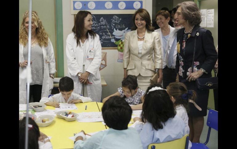 Visitan diversas instalaciones del centro médico, entre ellas una sala de hemodiálisis. EFE /