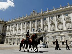 Agentes de la Policía Nacional custodial el Palacio Real, ante la próxima proclamación del rey Felipe VI. EFE /