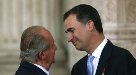 Tras la firma, el rey cede al príncipe de Asturias su sitio en la presidencia de la ceremonia, como símbolo del traspaso en la Corona. EFE /