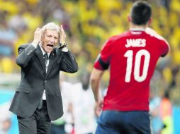 Pekerman da indicaciones a James durante el juego; el final del mismo consoló al joven jugador por la derrota. EFE /