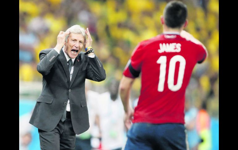 Pekerman da indicaciones a James durante el juego; el final del mismo consoló al joven jugador por la derrota. EFE /