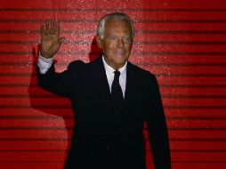 Giorgio Armani en el cierre de su desfile en París. La firma Armani obtuvo siete mil millones de euros el año pasado. ARCHIVO /