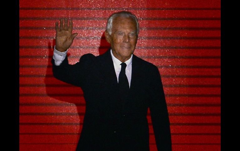 Giorgio Armani en el cierre de su desfile en París. La firma Armani obtuvo siete mil millones de euros el año pasado. ARCHIVO /