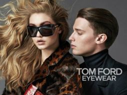 En la campaña, Patrick aparece junto a la modelo Gigi Hadid; la imagen se dio a conocer en redes sociales. ESPECIAL /