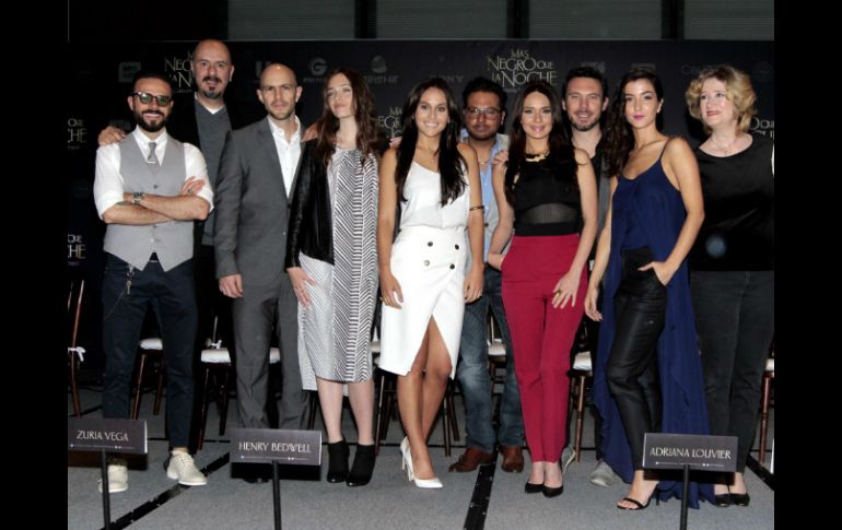 Parte del elenco de la cinta posa para la prensa. NTX /