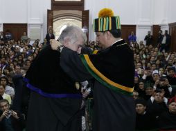 Antonio Gamoneda recibe Honoris Causa de manos del rector de la UAEM, Jorge García Olvera. EFE /