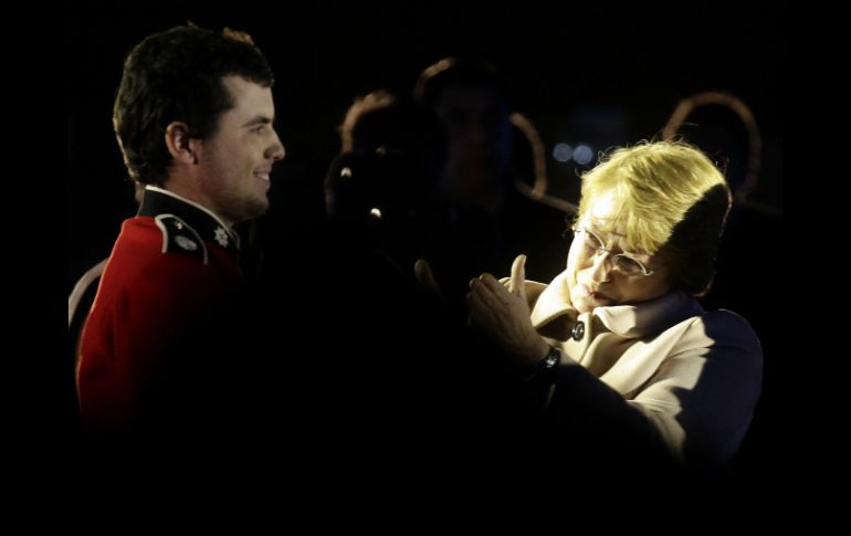 Presidenta chilena (d) aplaude a Cristóbal Ugarte (i) durante el acto de clausura de las celebraciones del centenario de Nicanor Parra. EFE /