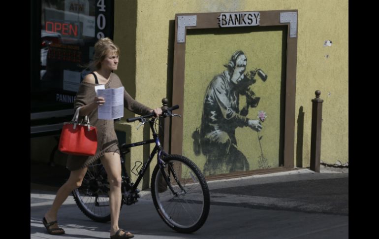 Bansky es uno de los artistas del grafiti conocido por las siluetas de figuras y mensajes en aerosol. AP R.Bowmer.  /