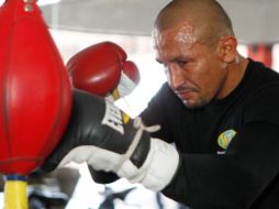 El mexicano muestra su mejor boxeo dejando en la lona al islandés Kokietgym en una gran pelea. ESPECIAL  wboboxing.com  /