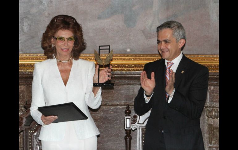 Durante la ceremonia, el jefe de Gobierno la invita a la entrega del premio Fénix a lo mejor del cine latinoamericano. NTX  C. Pereda  /