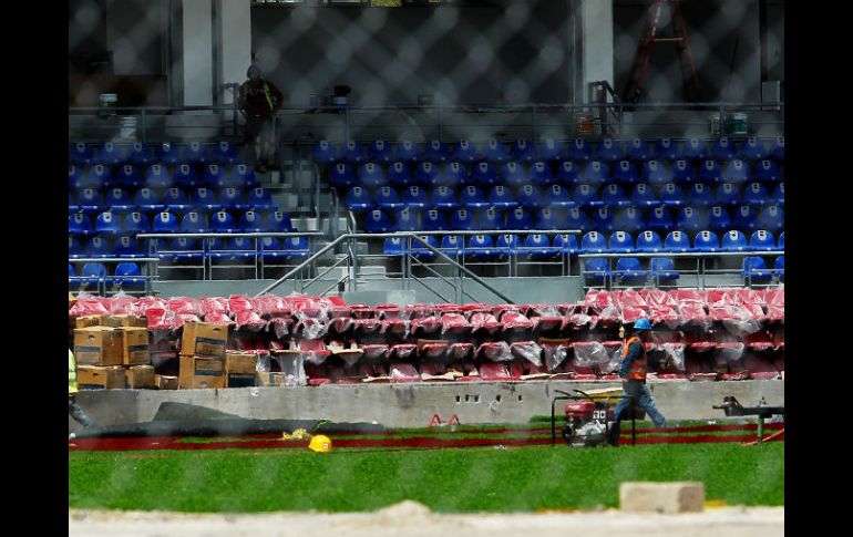 La pista de tartán ya tiene encima el pasto sintético que servirá de campo de juego a los Charros de Jalisco. EL INFORMADOR / E. Barrera