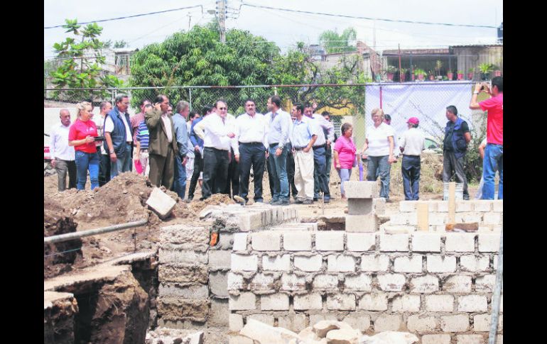 El alcalde tapatío, Ramiro Hernández, visitó las instalaciones en construcción. ESPECIAL /