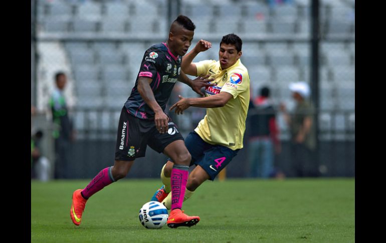 Andres Renteria de Santos y Erik Pimentel de América disputan el balón. MEXSPORT / Roberto Maya