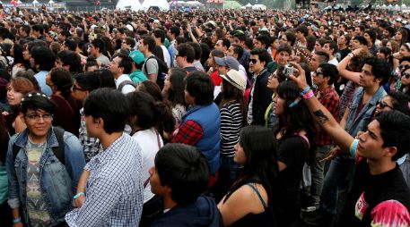 Los fans esperaban ver a sus bandas pese a la lluvia y lo fangoso del lugar NTX / C. Baez