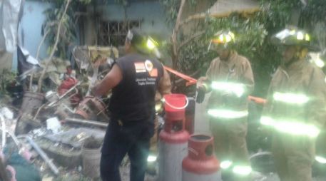 Los elementos del Cuerpo de Bomberos continúan laborando en la remoción de escombros. TWITTER / @Tepito_Guerrero