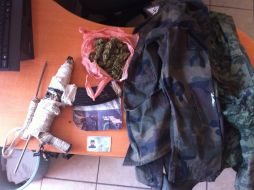 En una revisión de rutina, se le decomisa marihuana, ropa militar, un arma casera y cartuchos. EL INFORMADOR /