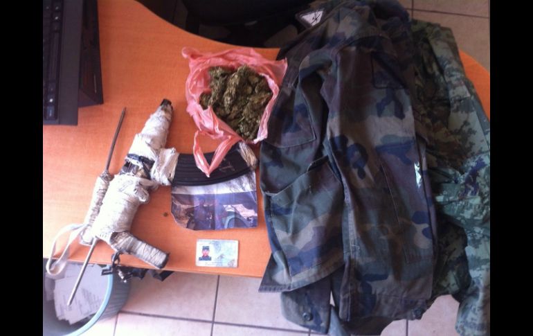 En una revisión de rutina, se le decomisa marihuana, ropa militar, un arma casera y cartuchos. EL INFORMADOR /