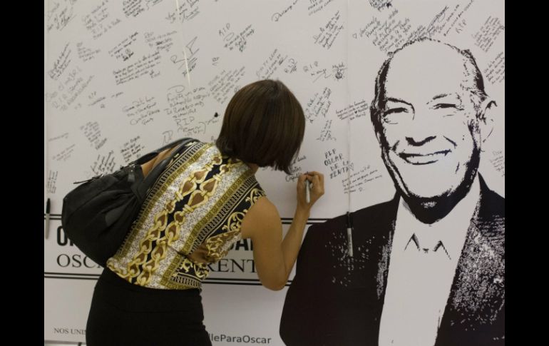 En la tiende O de Oscar de la Renta se colocó un mural con la imagen del diseñador para que admiradores pudieran expresar su simpatía. AFP / E. Santelices