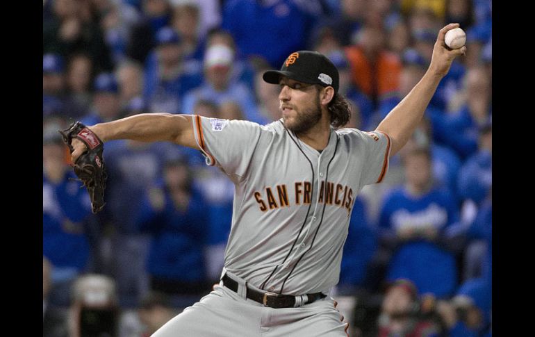 Madison Bumgarner se lucio en el último partido y llevó a Gigantes al título. AP / J.Villegas