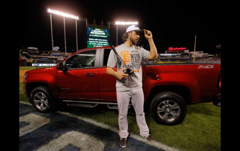 'MadBum' como se le apoda, recibió una camioneta y un trofeo por ser el MVP. AFP / D. Pensinger