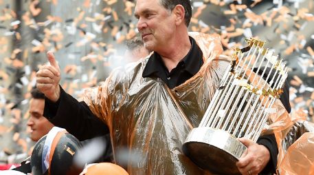 Bruce Bochy muestra el trofeo de la Serie Mundial 2014 ante los aficionados de San Francisco. AFP / ARCHIVO