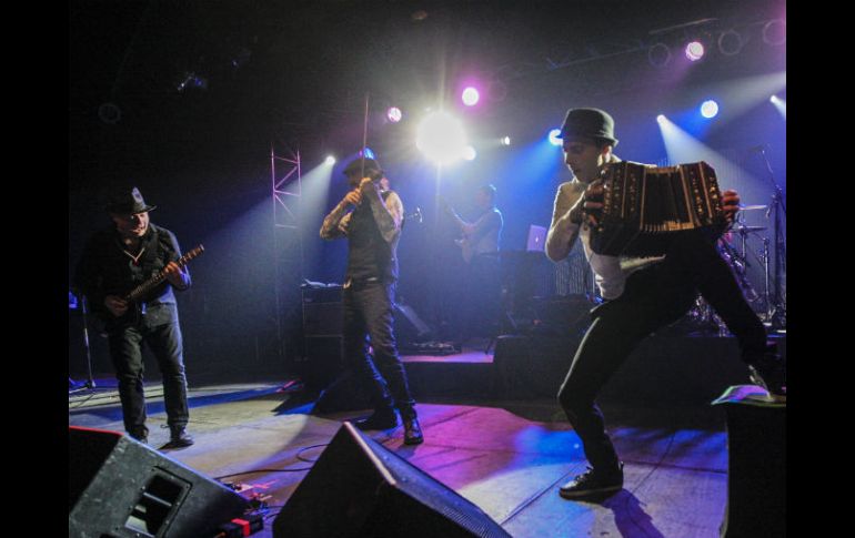 Momento del concierto de anoche en el Teatro Estudio Cavaret. EL INFORMADOR / F. Atilano