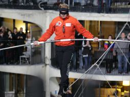 Imagen de Nick Wallenda caminando a más de 130 metros de altura a través de cables en rascacielos de Chicago. AP / J. M. Giboux