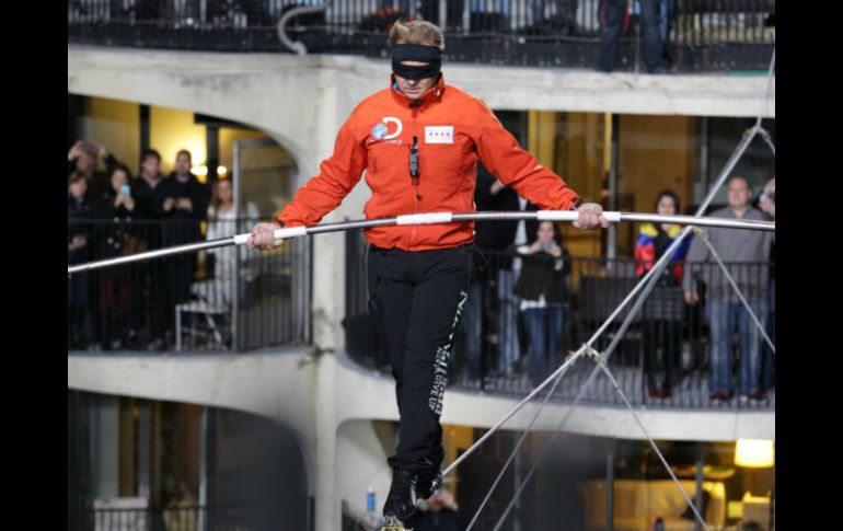 Imagen de Nick Wallenda caminando a más de 130 metros de altura a través de cables en rascacielos de Chicago. AP / J. M. Giboux