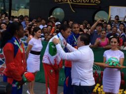 Hernández recibe la medalla por parte del titular del COM, Jesús Mena. TWITTER / @Conade