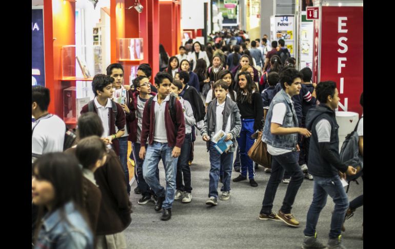 Jóvenes entrevistados aseguran que asisten a la FIL sólo para ver que hay. EL INFORMADOR / A. Hernández