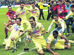 Layún como capitán (izq.), los jugadores del América celebraron con justicia el coronarse como el mejor equipo del Apertura 2014. EFE /  J. Méndez