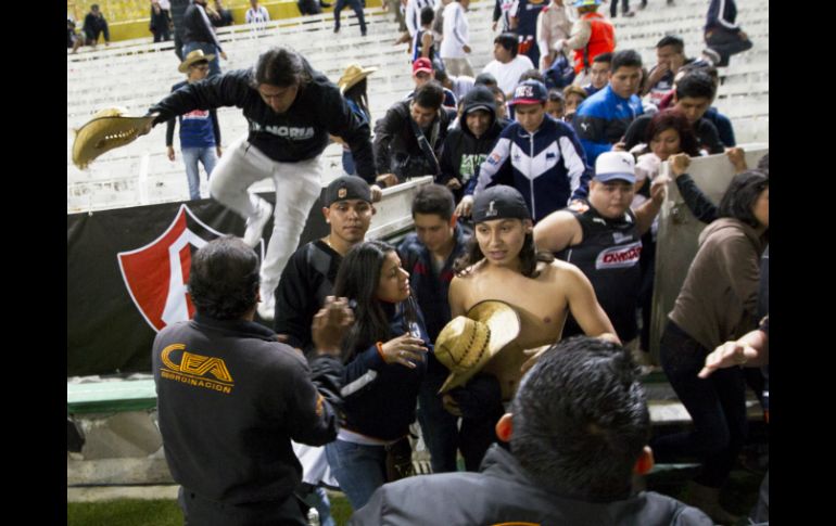 El pasado 30 de noviembre aficionados del Atlas arremetieron contra la policía municipal y causaron desmanes. MEXSPORT / ARCHIVO